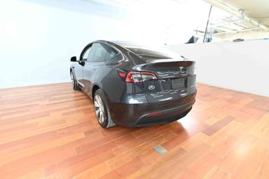 TESLA Model Y 2025 - Thumbnail 5