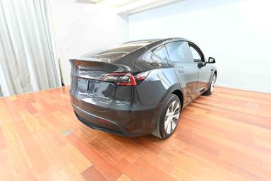 TESLA Model Y 2025 - Thumbnail 9