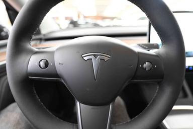 TESLA Model Y 2025 - Thumbnail 16