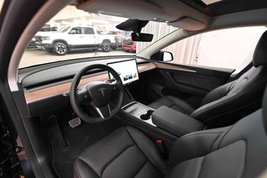 Tesla Model Y 2025 - Thumbnail 11
