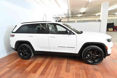 Jeep Grand Cherokee 2024 - Thumbnail 11